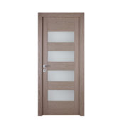 porta marrone scuro con vetri